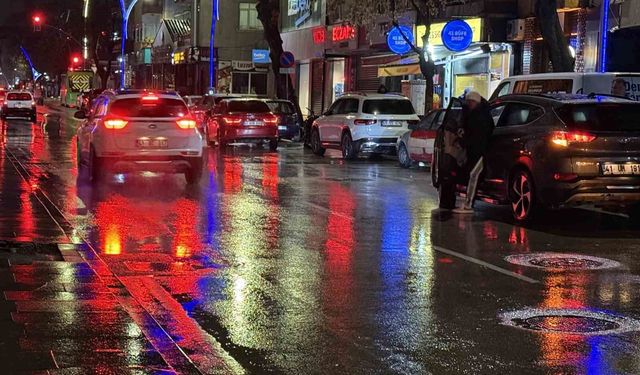 Cadde ortasında dehşet anları: Tekme ve yumruklara feci şekilde darbedildi