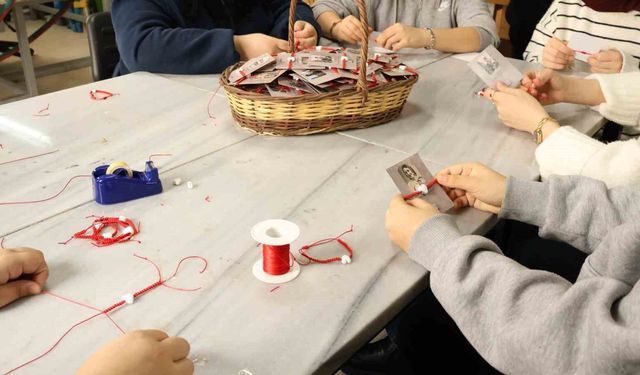 İzmit Beyaz Kalpler öğrencilerinden kadın personele el emeği 8 Mart sürprizi