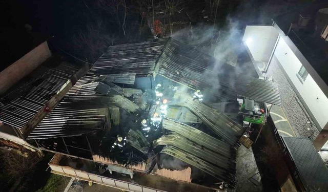 Kocaeli'de 2 katlı evin çatısı alevlere teslim oldu