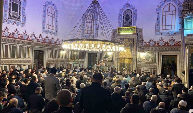 Kocaeli'de Kadir Gecesi camilerde dualarla idrak edildi