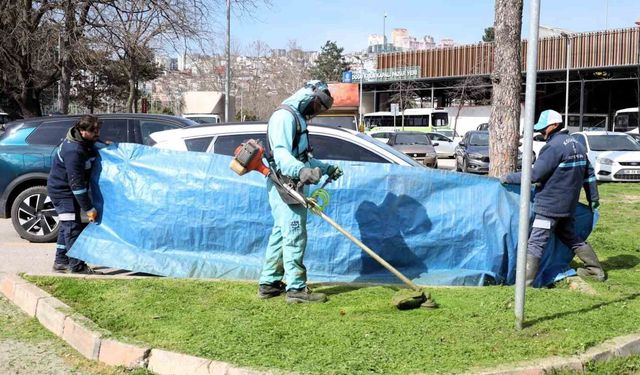 Kocaeli'de yeşil alan bakımlarında araçlar brandalarla korunuyor