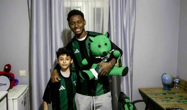 Maskot kostümünden futbolcu çıktı, çocuk taraftarın heyecandan elleri titredi