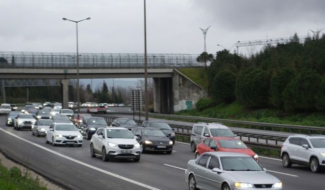 TEM Otoyolu Kocaeli geçişinde tatil dönüşü yoğunluğu
