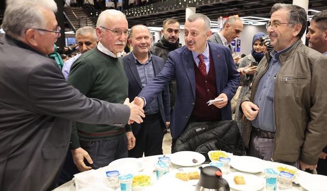 AK Parti İftarında 3 Bin Kişi Aynı Sofrada Oruçlarını Açtı
