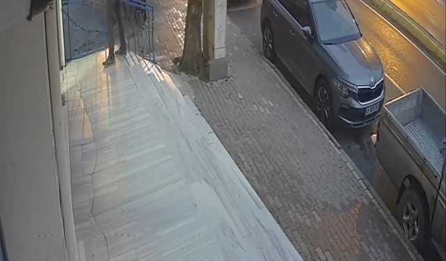 4 araca çarptı, hızını alamayıp markete daldı