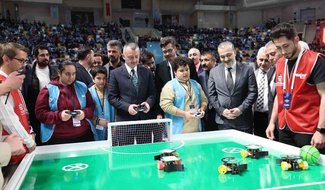 Başkan Büyükakın ve Kocaelisporlu futbolcular 'robot futbolu' oynadı