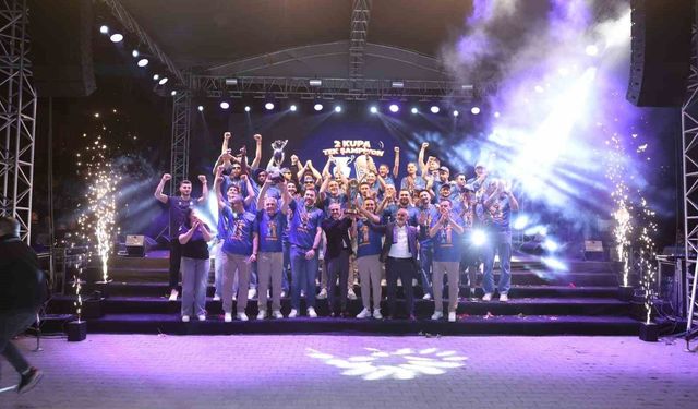 Basketbol Süper Ligi'ne yükselen Çayırova Belediyesi'nde şampiyonluk coşkusu