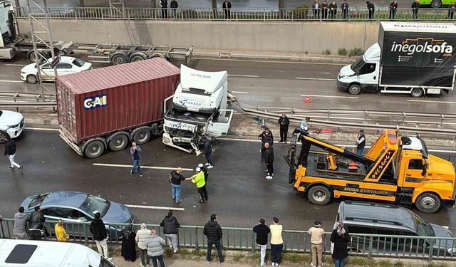 D-100'de kazaya karışan tır makaslayarak karşı şeride geçti