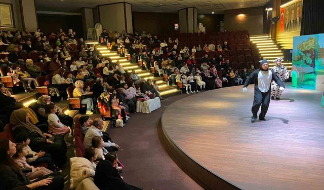 Darıca'da çocuklar hafta sonunu tiyatroyla değerlendiriyor