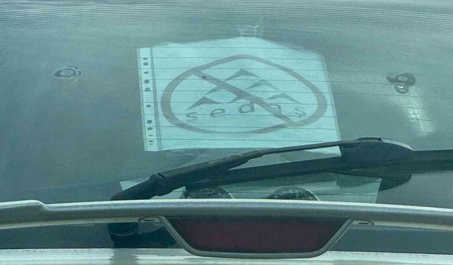 Elektrik şirketi bıktırınca tepkisini otomobilinin camına astığı özel tasarımlı afişle gösterdi