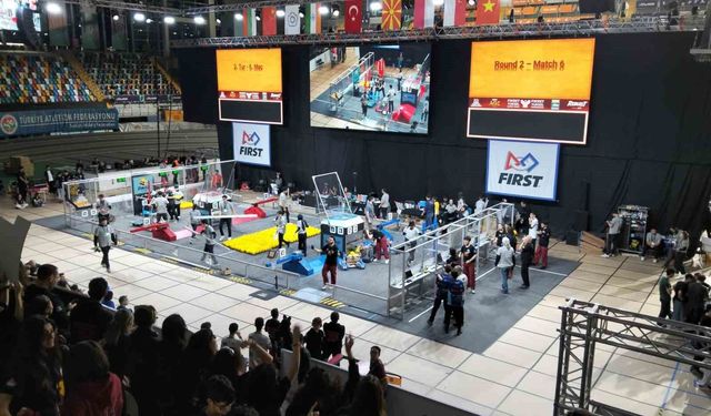 İzmitli robotik takımlar, Turknet'in teknoloji altyapısıyla FRC'de yarıştı