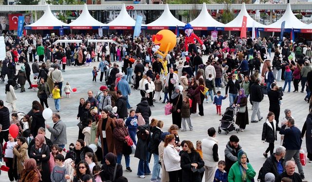 İzmit'te 23 Nisan'a uluslararası ilgi: Çocuklar bayram coşkusunu birlikte yaşıyor
