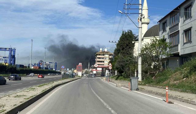 Kocaeli'de plastik ve promosyon fabrikası alevlere teslim oldu