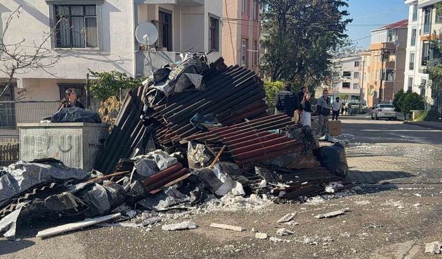 Kocaeli'de tadilatta olan binanın çatısı alevlere teslim oldu