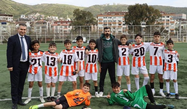 Körfez'de 23 Nisan futbol turnuvasının şampiyonu Atatürk Ortaokulu oldu