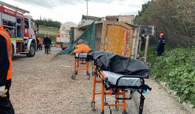 TEM'de 4 araç kazaya karıştı: İlk belirlemelere göre 2 ölü