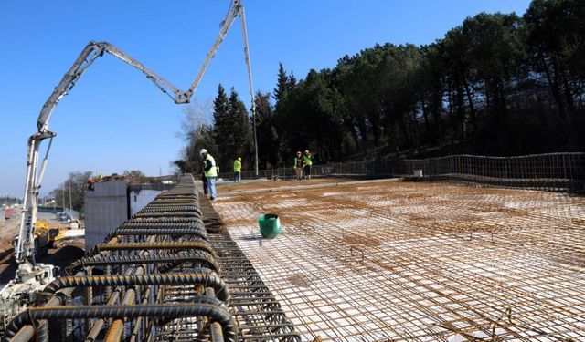 Başiskele Kavşağı’nda ‘78 tonluk’ Gece Mesaisi