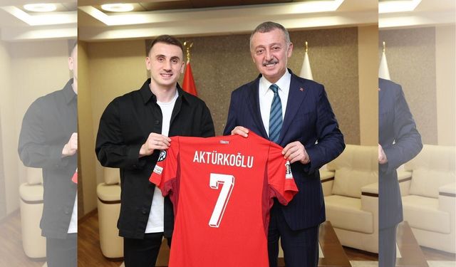 Kerem Aktürkoğlu'ndan Başkan Büyükakın'a Ay-Yıldızlı Forma