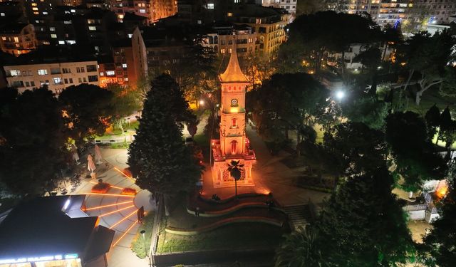 Saat Kulesi Gündüz Başka Gece Başka Güzel