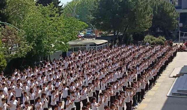537 öğrenciden dev kaşık oyunu koreografisi