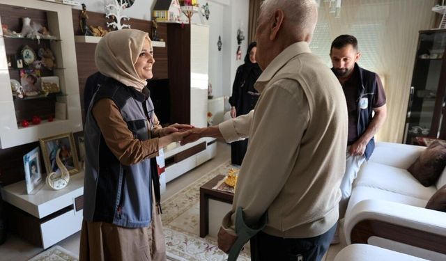 'Alo Evlat' ekipleri bayramda yaşlıları yalnız bırakmadı