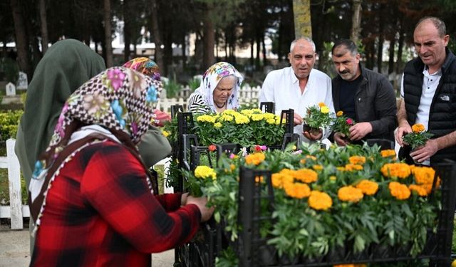 Kartepe Belediyesinden arife günü mezarlıklarda çiçek dağıtımı