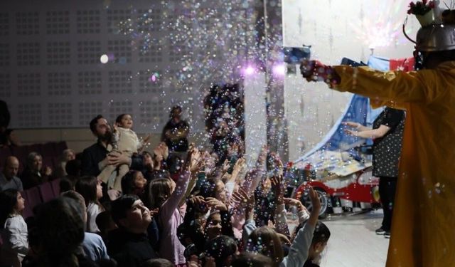 Kartepe'de tiyatroyla buluşan çocuklar hem eğlendi hem öğrendi