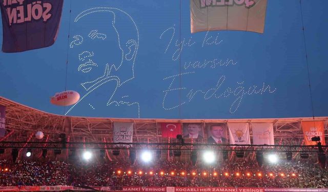 Kocaeli semalarında dronlarla 'AK Parti' ve 'Cumhurbaşkanı Erdoğan' koreografisi