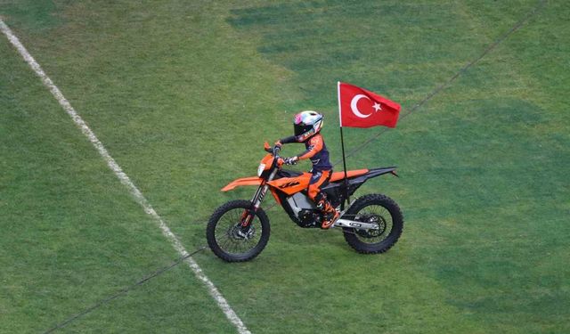 Kocaeli Stadyumu'nda Zayn Sofuoğlu'ndan motosiklet şovu