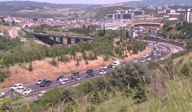 Kocaeli TEM Otoyolu'nda kilometrelerce araç kuyruğu oluştu