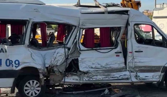 Tırla çarpışan işçi servisi devrildi: 8 yaralı