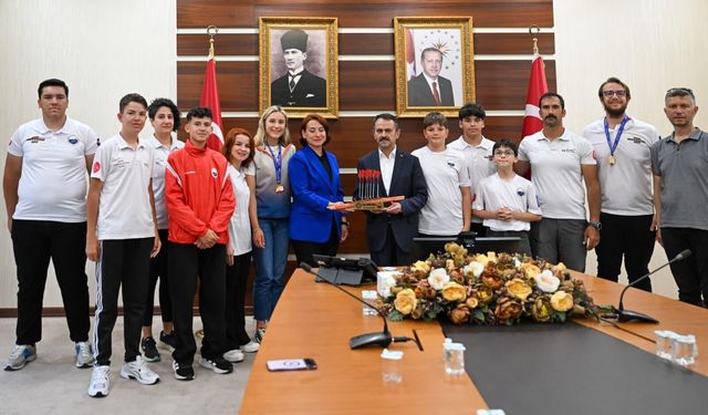 Türkiye Şampiyonu Olan Kocaeli Kürek ve Su Sporları Spor Kulübü Sporcuları, Vali İlhami Aktaş’a Ziyaret