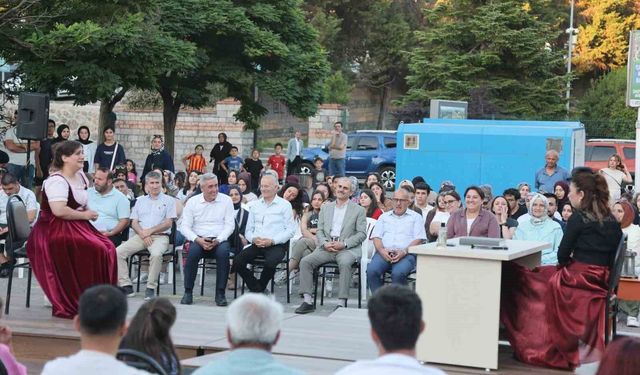 Açık havada tiyatro resitali sunup sertifikalarını aldılar