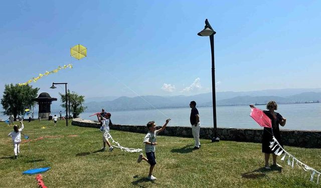 Diplomat çocukları 'barış' için uçurtma uçurdu