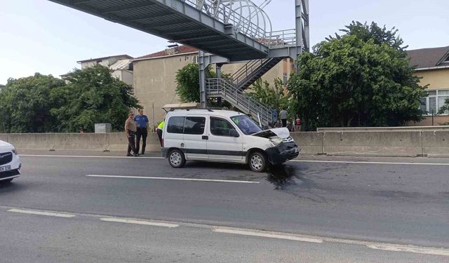 Kocaeli'de hafif ticari araç otomobile çarptı: 2 yaralı