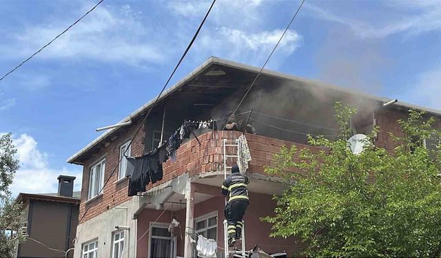 Kocaeli'de korkutan yangın: Balkonda mahsur kalan anne ve bebeği itfaiye kurtardı