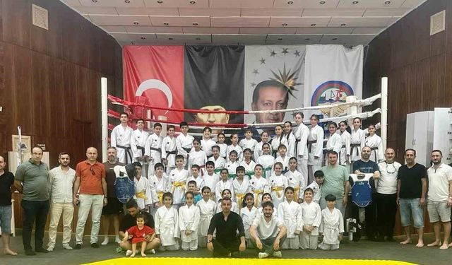 Körfez'de 45 karateci bir üst kuşağa terfi etti