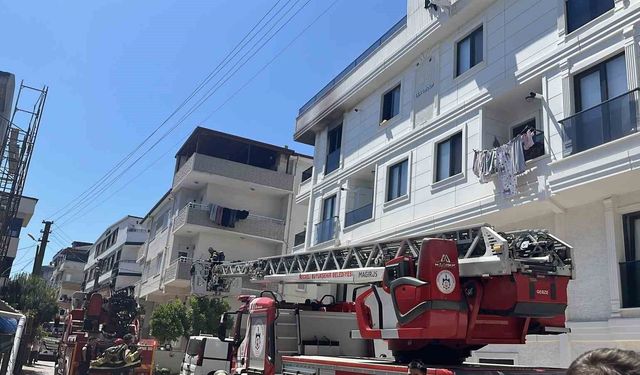 Yangında mahsur kalan hamile anne ve 2 çocuğu kurtarıldı