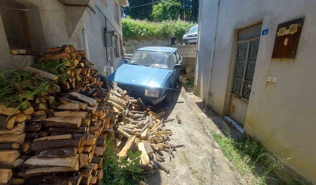 Yokuş aşağı inerken kaza yapıp iki evin arasına düştü