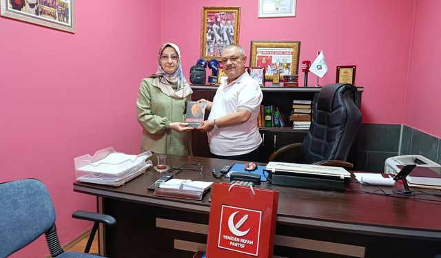 YRP Heyetinden Gazetemize Kitap Hediyesi