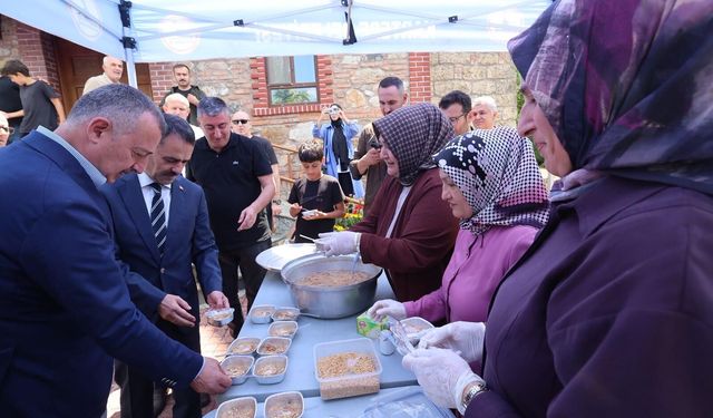 Vali Aktaş ve Başkan Büyükakın, Kartepe’de Aşure Etkinliğine Katıldılar