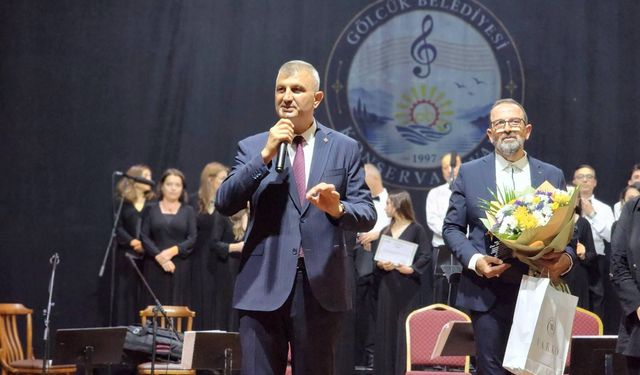 Gölcük Belediyesi Konservatuvarı Türk Halk Müziği Korosu İlk Konserini Büyük Beğeniyle Gerçekleştirdi