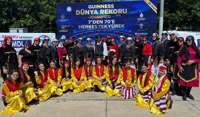 Başiskele halk oyunları ekibi, 7 bin 774 kişilik horon rekoruna ortak oldu