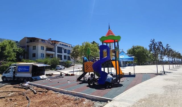 Gölcük Ulaşlı Sahili'ne yeni çocuk oyun alanı inşa ediliyor