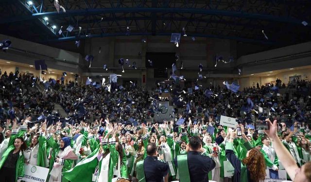 Kocaeli Sağlık ve Teknoloji Üniversitesi mezunlarını uğurladı