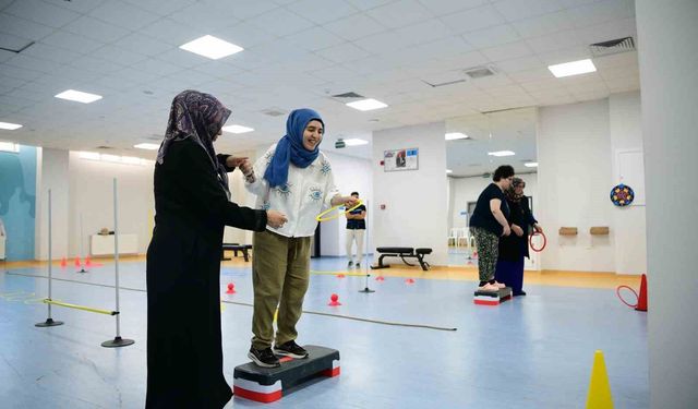 Özel bireyler yaz okulunda hem öğreniyor hem eğleniyor
