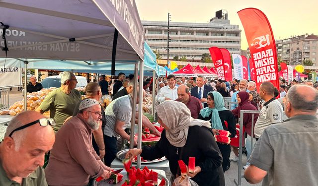 Kocaeli Pazarcılar Odası, 15 Temmuz'da 3 Ton Karpuz İkram Etti