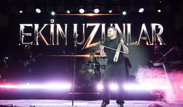 Ekin Uzunlar sahnede kemençe şov yaptı