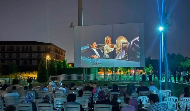 Kartepe'de açık havada sinema keyfi
