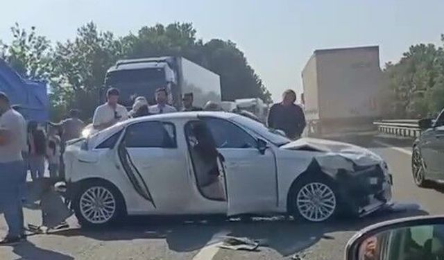 Kocaeli'de iki ayrı noktada 8 araç zincirleme kazaya karıştı